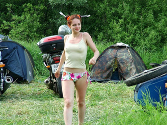 Девушки без бюстгальтера с торчащими сосками/1 (1005).jpg