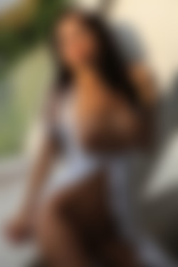 photodromm.com - 2011-11/adrienne - 09 - the window 2/09l.jpg