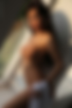 photodromm.com - 2011-11/adrienne - 09 - the window 2/14l.jpg