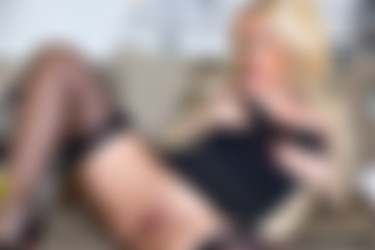 LucyZara2017/2017.05.17 Spread Pussy on the Sofa/lz_black_corset_sofa_12.jpg