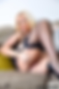 LucyZara2017/2017.05.17 Spread Pussy on the Sofa/lz_black_corset_sofa_37.jpg