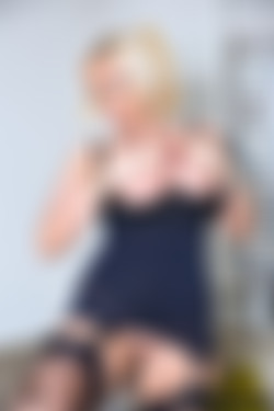 LucyZara2017/2017.05.17 Spread Pussy on the Sofa/lz_black_corset_sofa_22.jpg